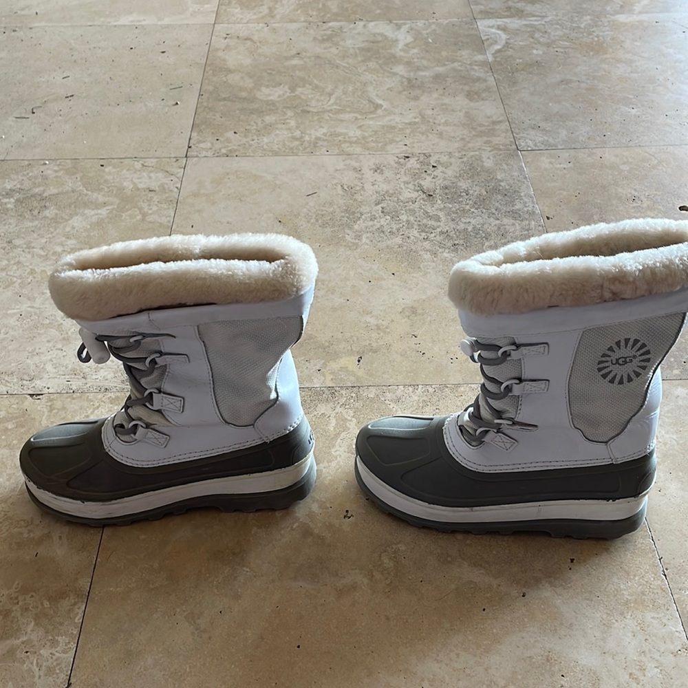 Ugg snow boots. Big girl size 3
